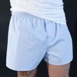 Mand i boxershorts med t-shirt